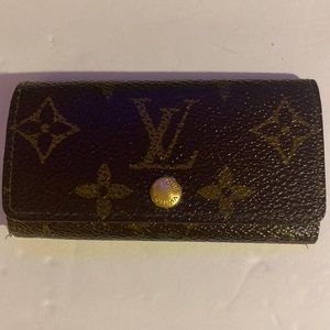VGUC. Vintage Louis Vuitton 4K holder.